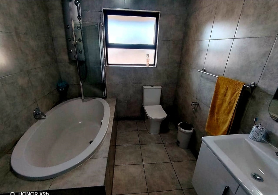 5 Bedroom Property for Sale in Amalinda Eastern Cape